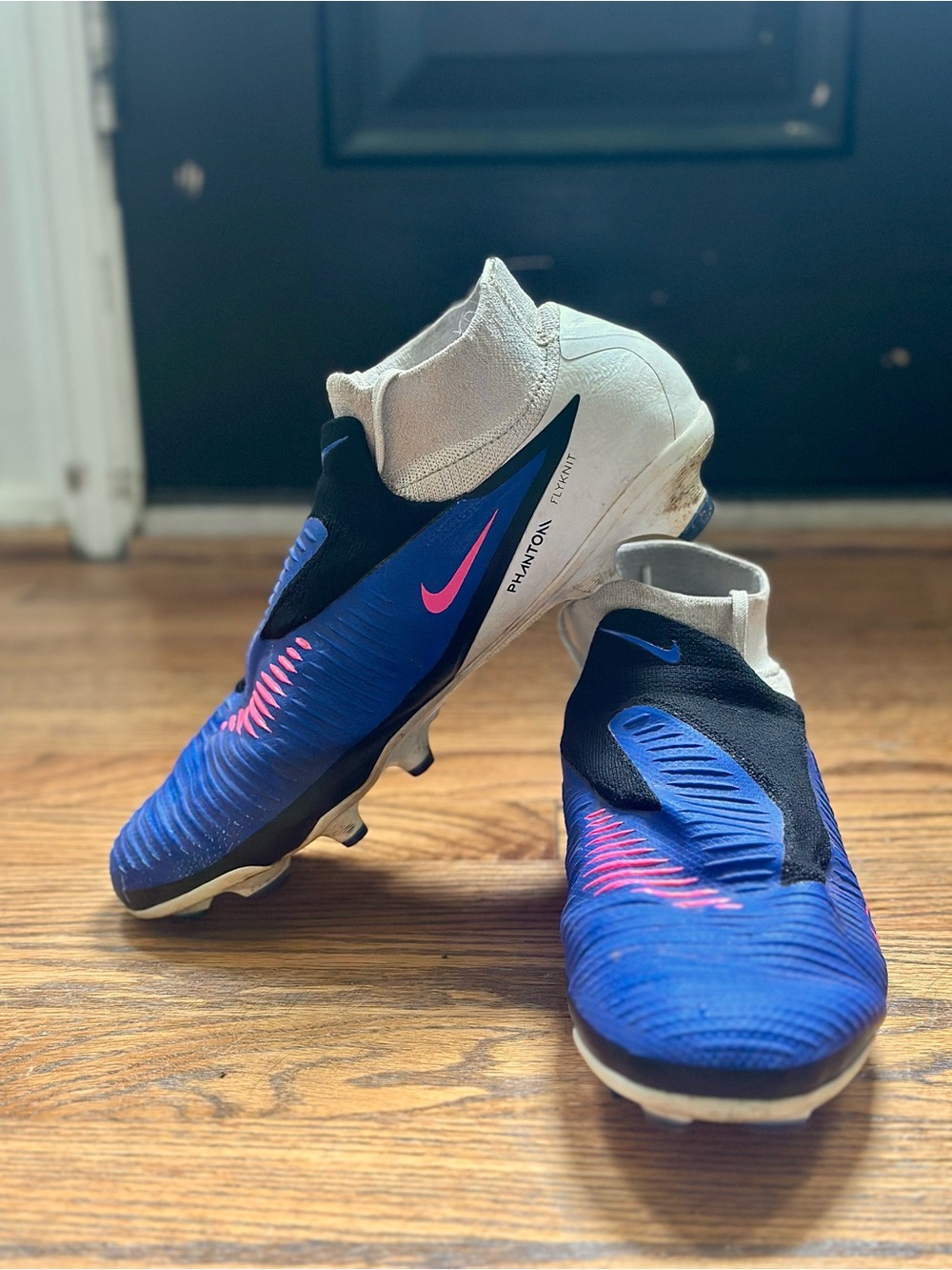 Nike Men’s size 9 Soccer Cleats in Blue with Pink Accents